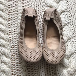 Cutout Star Flat by Yosi Samra